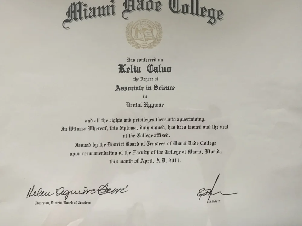 Diploma enmarcado de Miami Dade College otorgado a Kelia Calvo: Associate in Science en Higiene Dental, abril de 2011