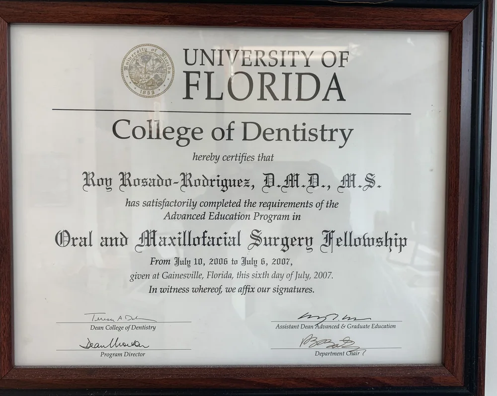 Certificado enmarcado de la University of Florida College of Dentistry para Roy Rosado-Rodriguez, DMD, MS, por completar el Advanced Education Program in Oral and Maxillofacial Surgery Fellowship, de julio de 2006 a julio de 2007