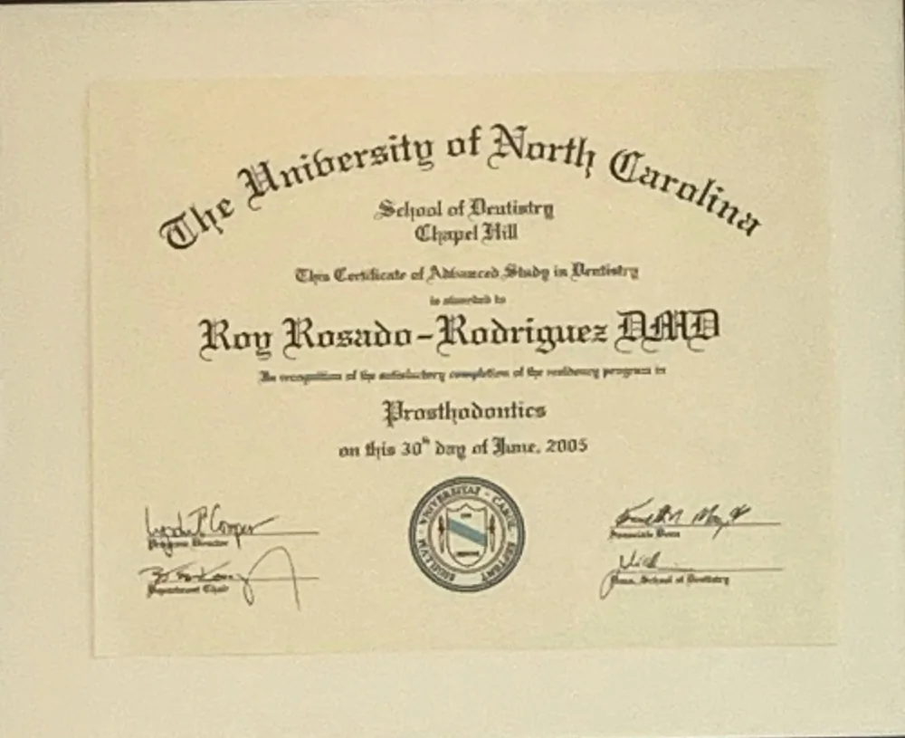 Certificado enmarcado de la Escuela de Odontolog&iacute;a de la University of North Carolina en Chapel Hill otorgado a Roy Rosado-Rodriguez DMD por completar el programa de residencia en Prostodoncia, junio de 2005