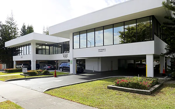 Exterior del edificio de la clínica Rosado Dental en 9100 Coral Way, Miami