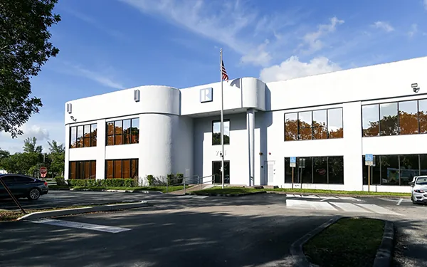 Exterior del edificio de la clínica Rosado Dental en 701 Promenade Dr, Pembroke Pines